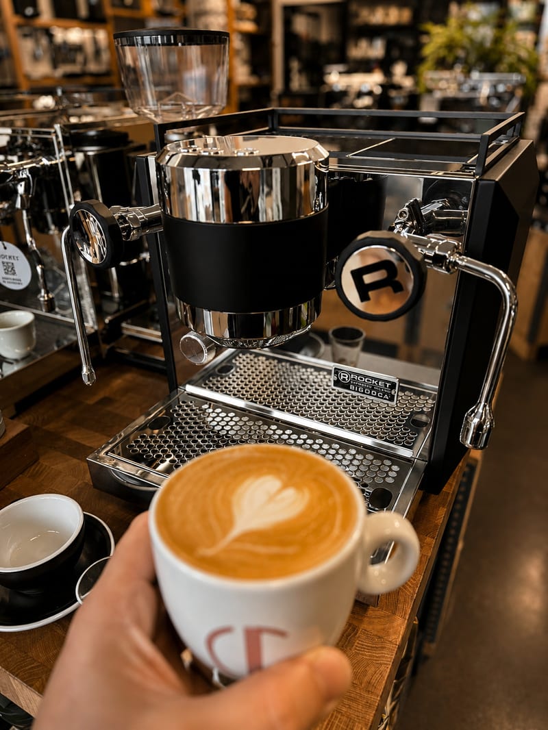 Vers gezette cappuccino in de showroom van Espressofix in Haarlem